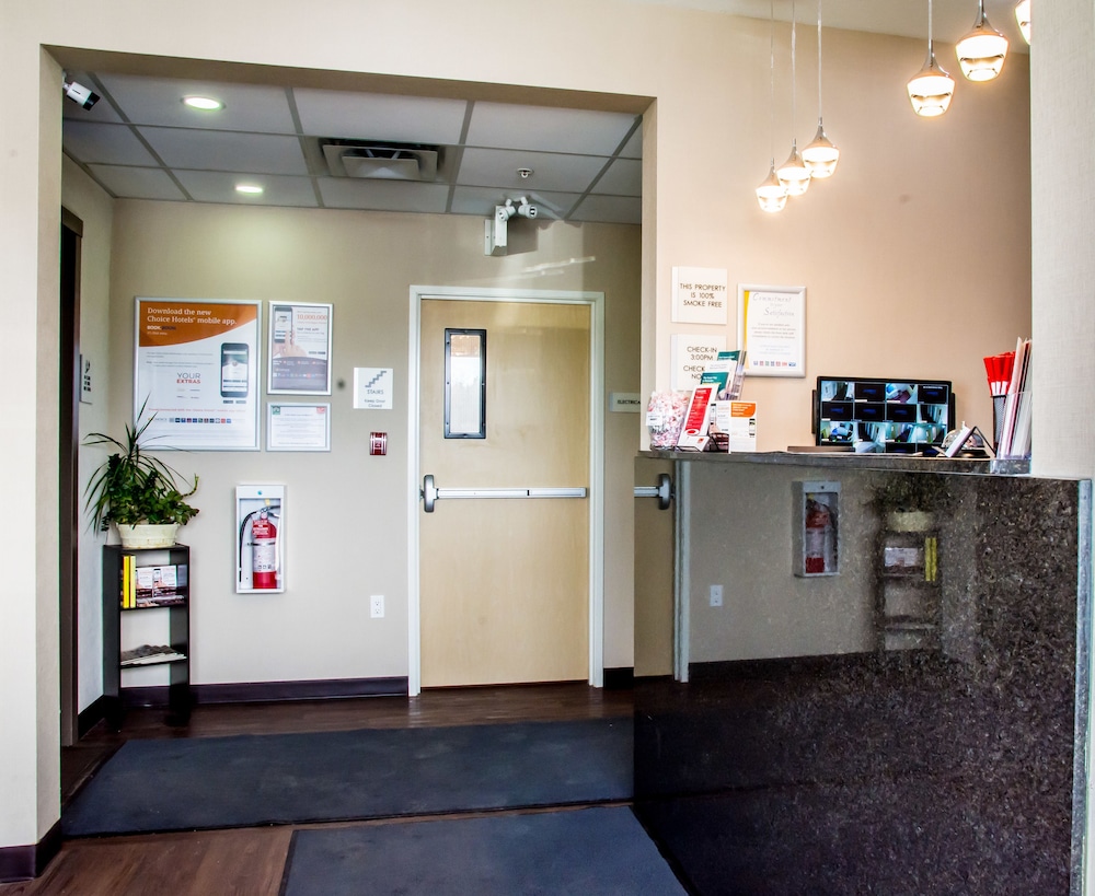 Econo Lodge Fox Creek, AB 11/28