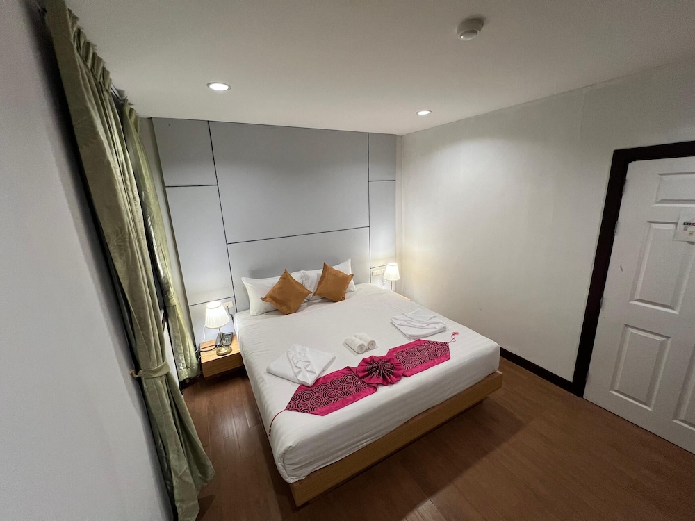 Executive, Studio, King Bed, Zephyr Grand Hotel 4/7