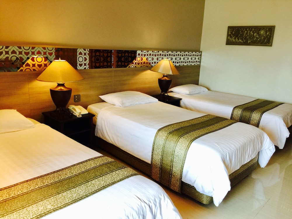 غرفة ثلاثية بسرير كوين وسرير فردي، Indra Regent Hotel 4/7