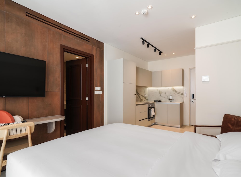 LIV Mackenzie Beach Suites 18/55