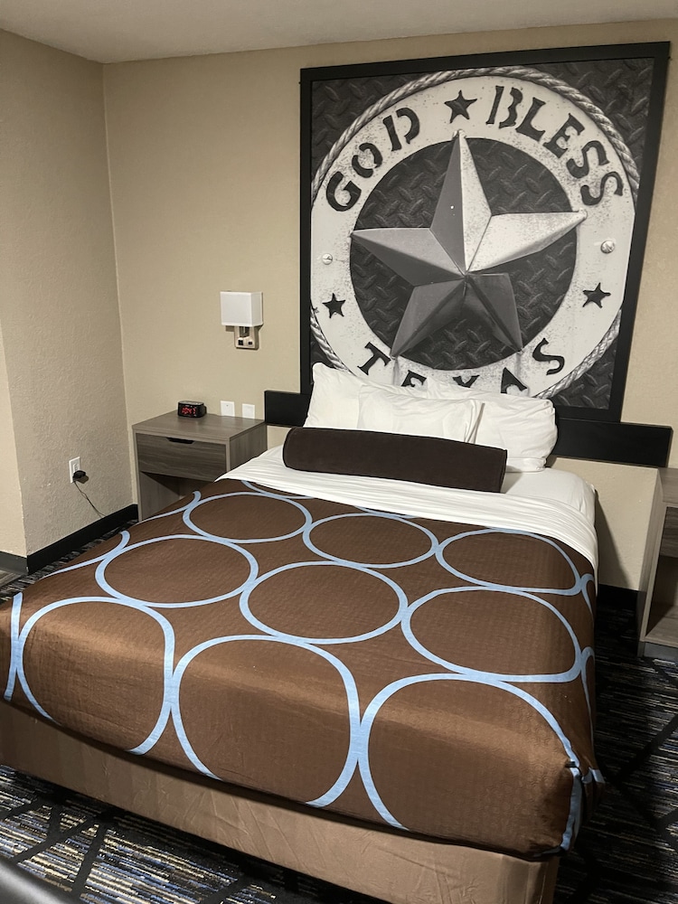 Standard, Queen Bed, Super 8 by Wyndham San Antonio Downtown NE 3/5