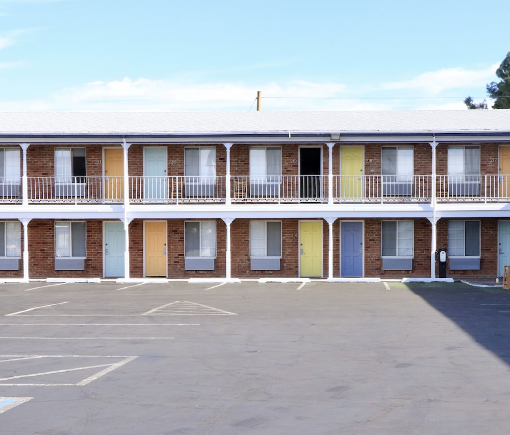 University Inn 4/40