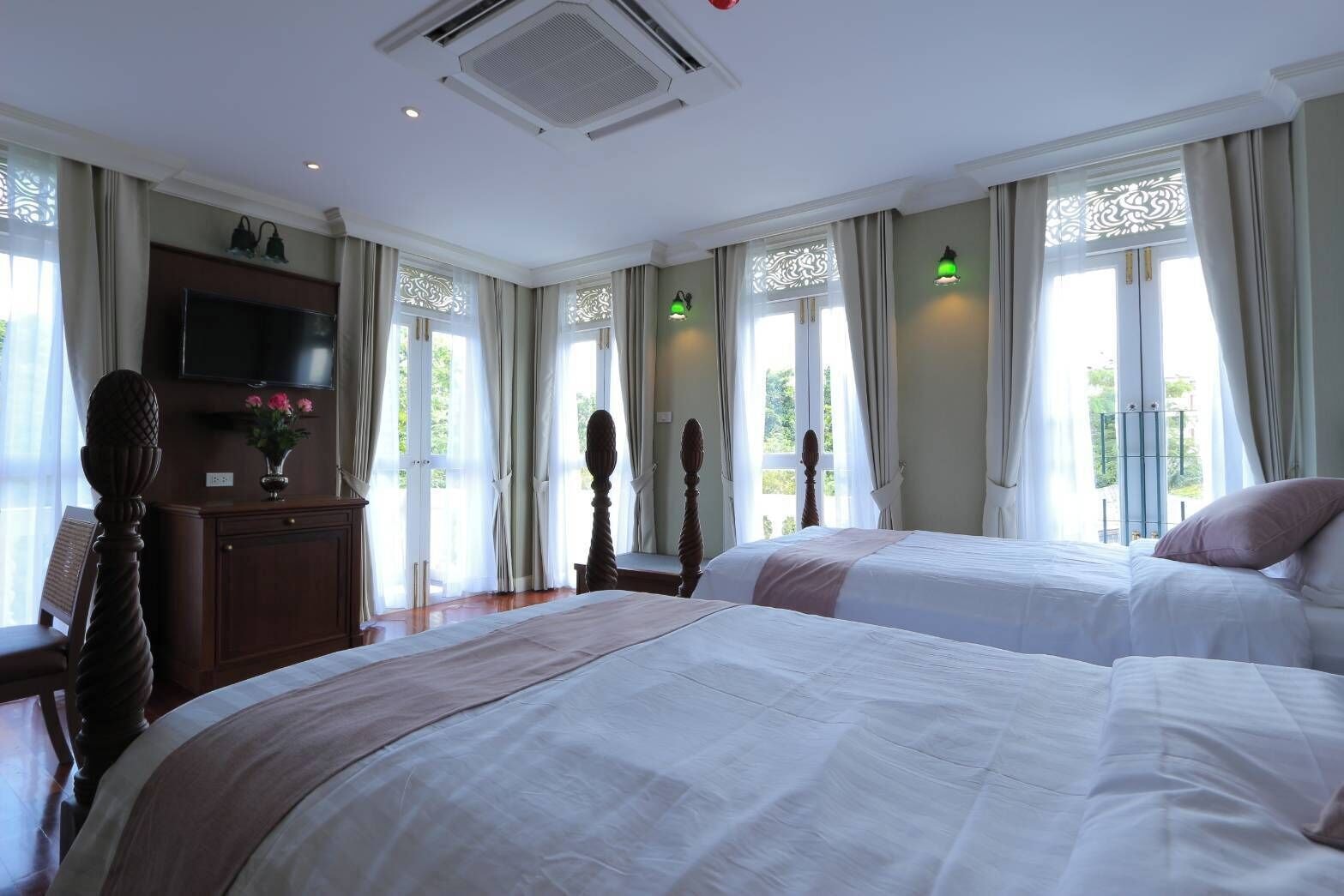 STUDIO, TWIN BEDS