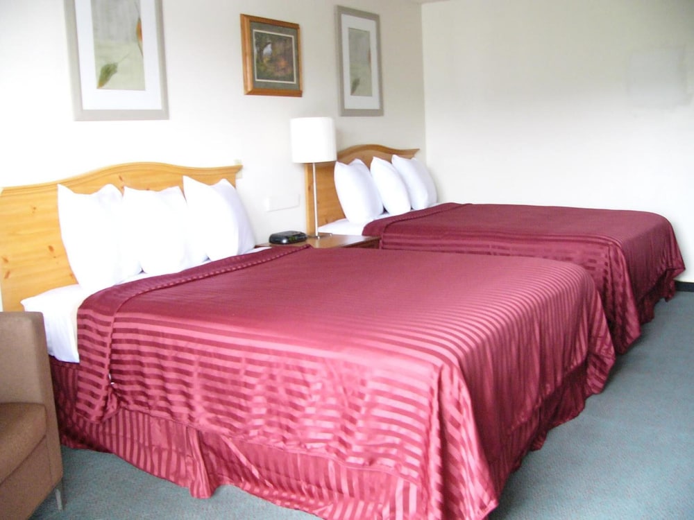 Oyster Bay Inn & Suites 15/70