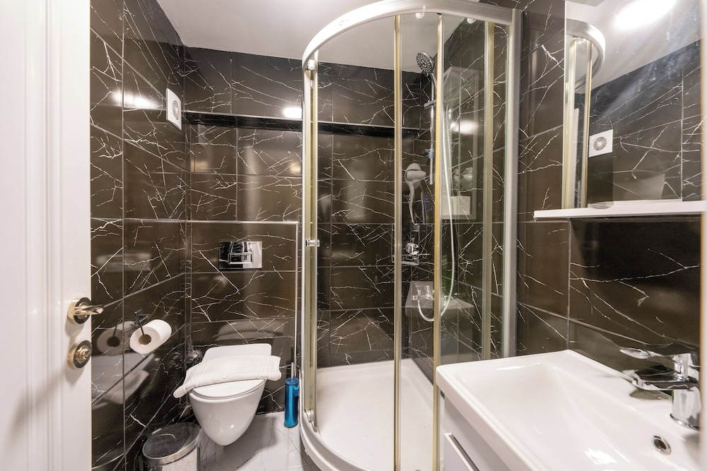 Aiza Suites 52/53