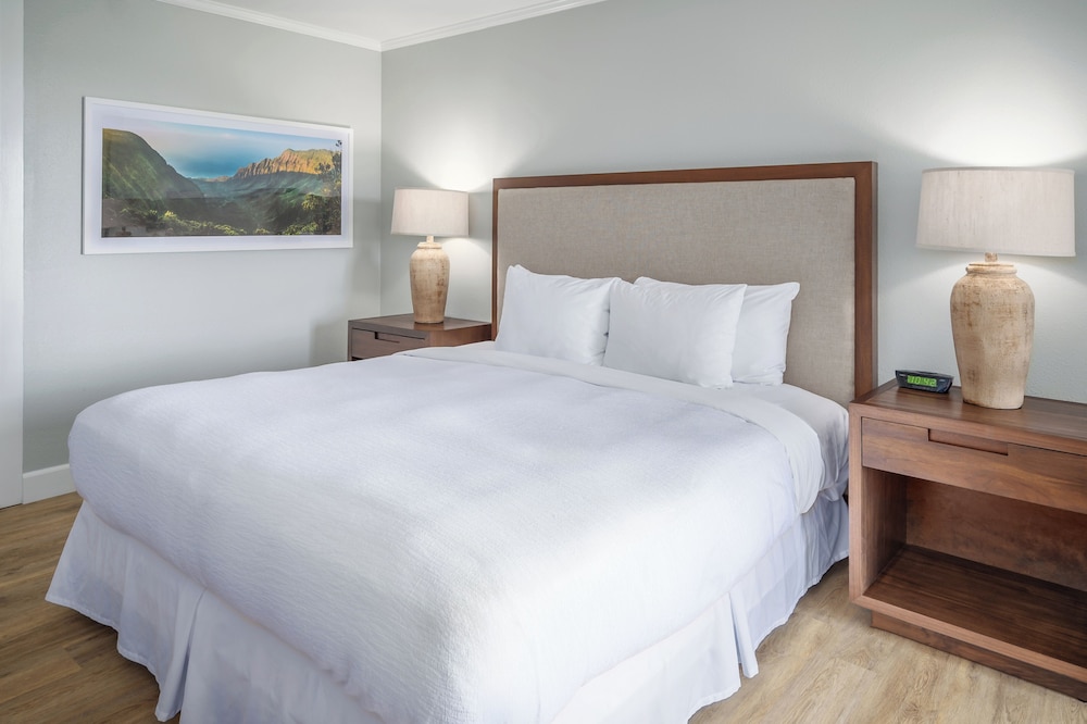 Premium, King Bed, Pool and Ocean View 10/13