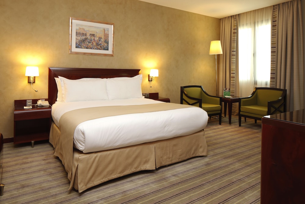Standard, King Bed, City View, Smoking, Holiday Inn Olaya 4/9