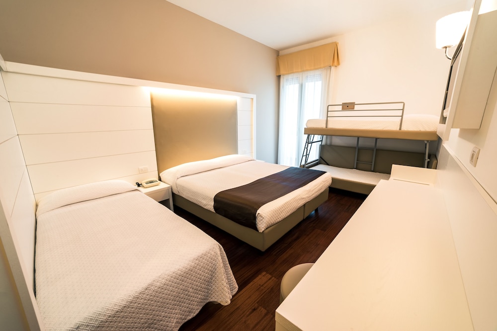 ROOM, QUADRUPLE