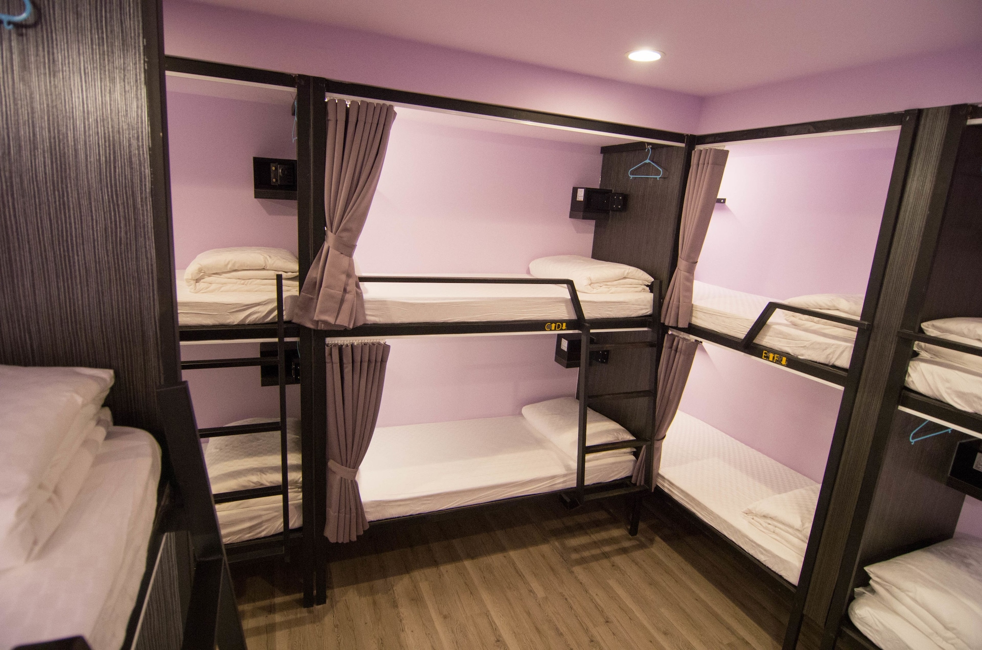 MIXED DORM, 6 BUNK BEDS, SHARED BATHROOM