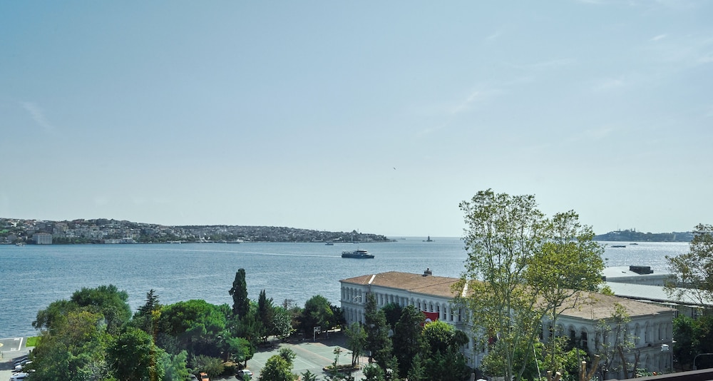 Ciragan Hotel Bosphorus Istanbul 64/68