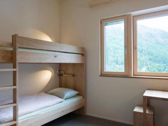 Room, Quadruple
