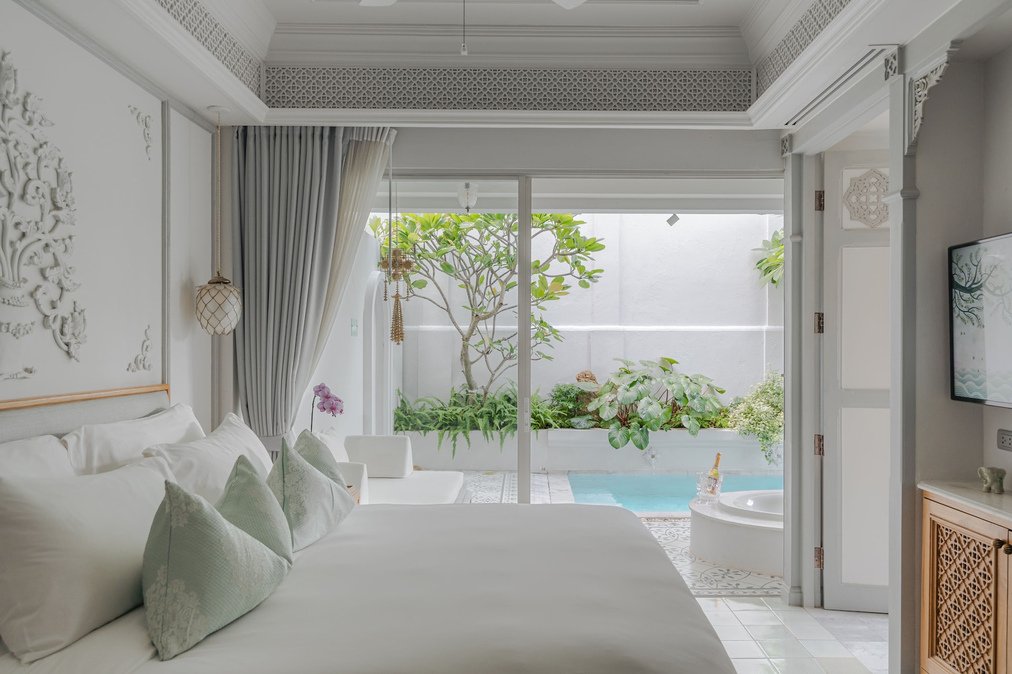 Pool, Suite, King Bed, Corner