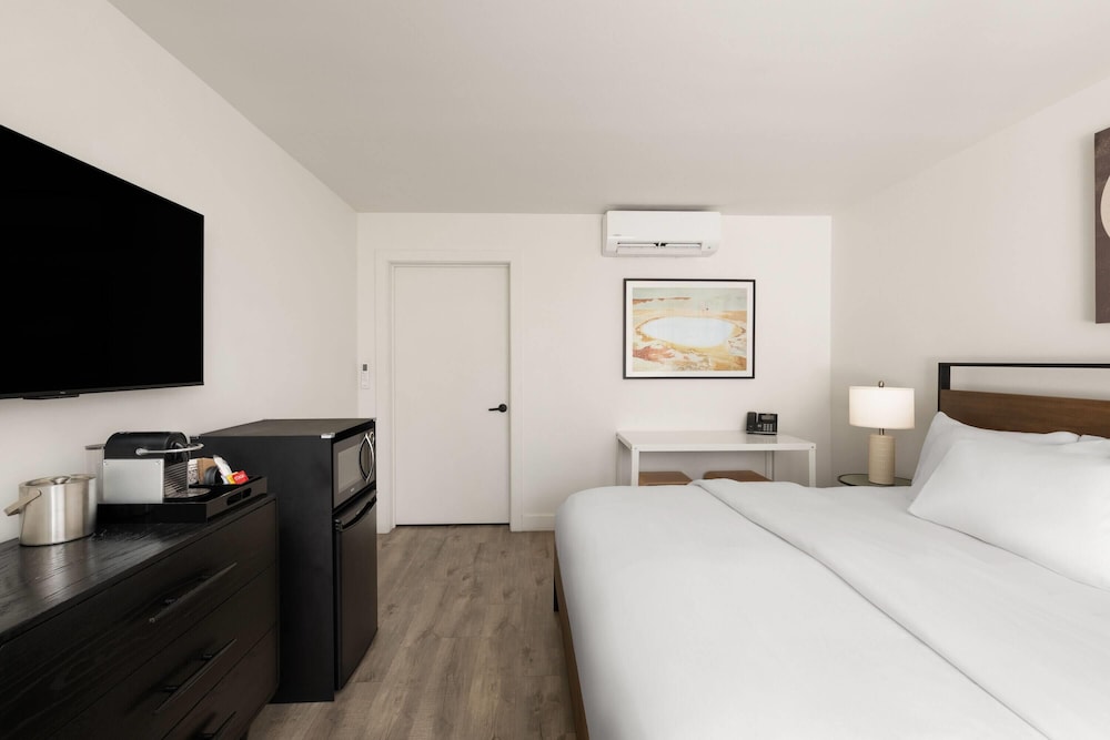 Room, King Bed, Pool View