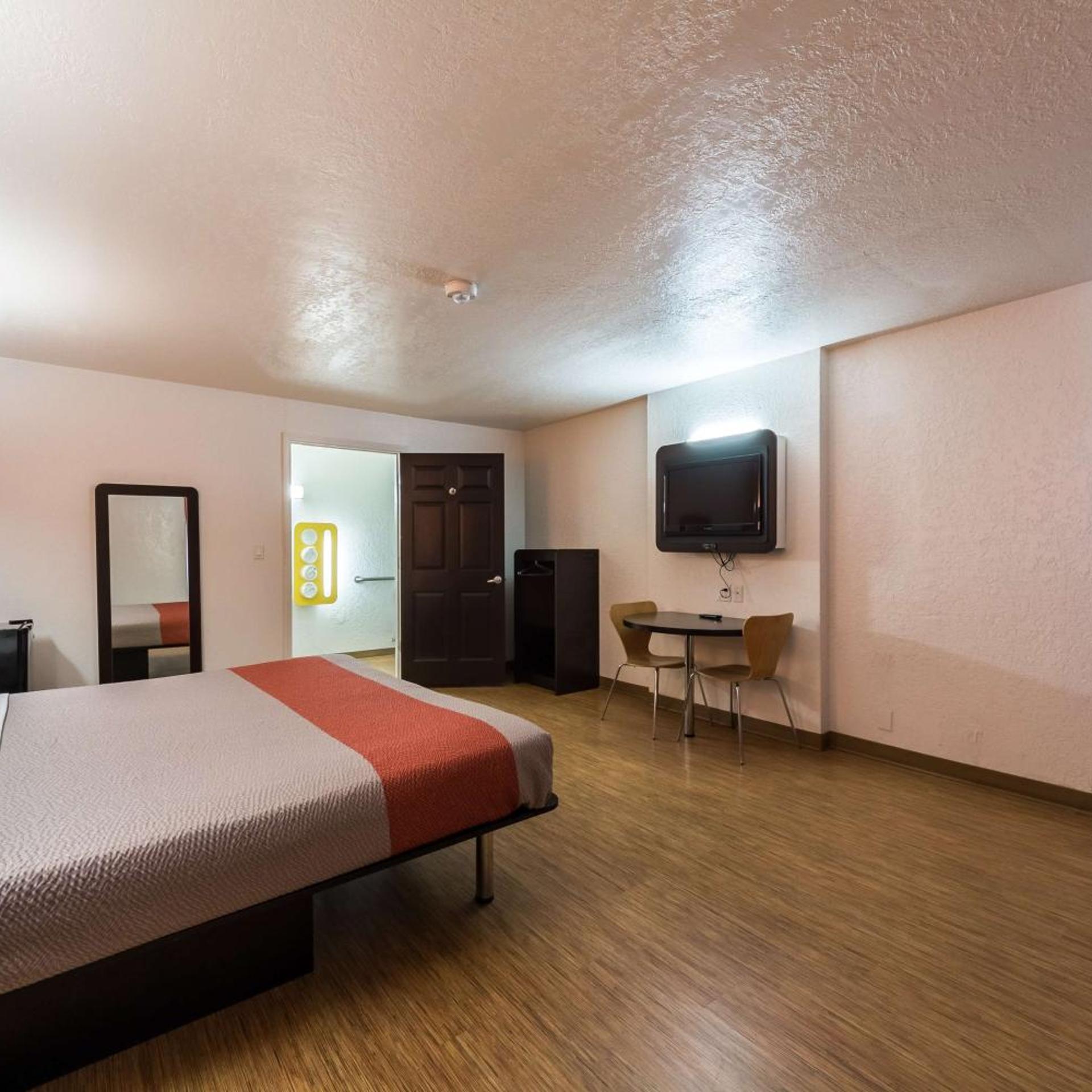 1 King Bed - Mobility Access Ri Shwr Nsmk، Motel6 Uvalde, TX 3/10