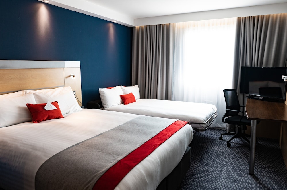 Holiday Inn Express Cardiff Airport 9/27
