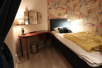 Room, Single, Shared Bathroom, No Window