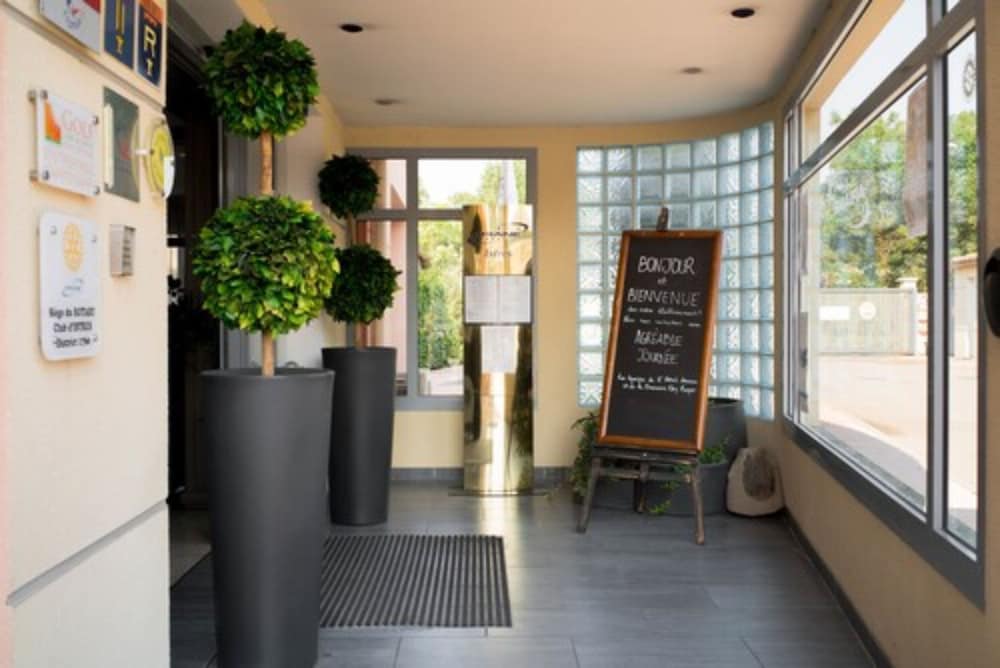 Ariane Hotel 24/40