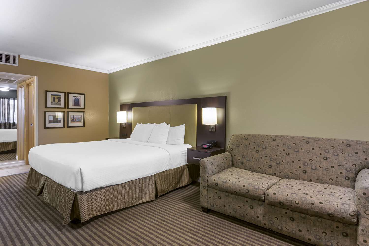 غرفة بسرير كينج مع أريكة، Royal Sun Inn & Suites 3/4