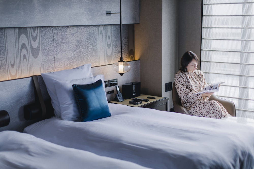 SUITE, KING BED