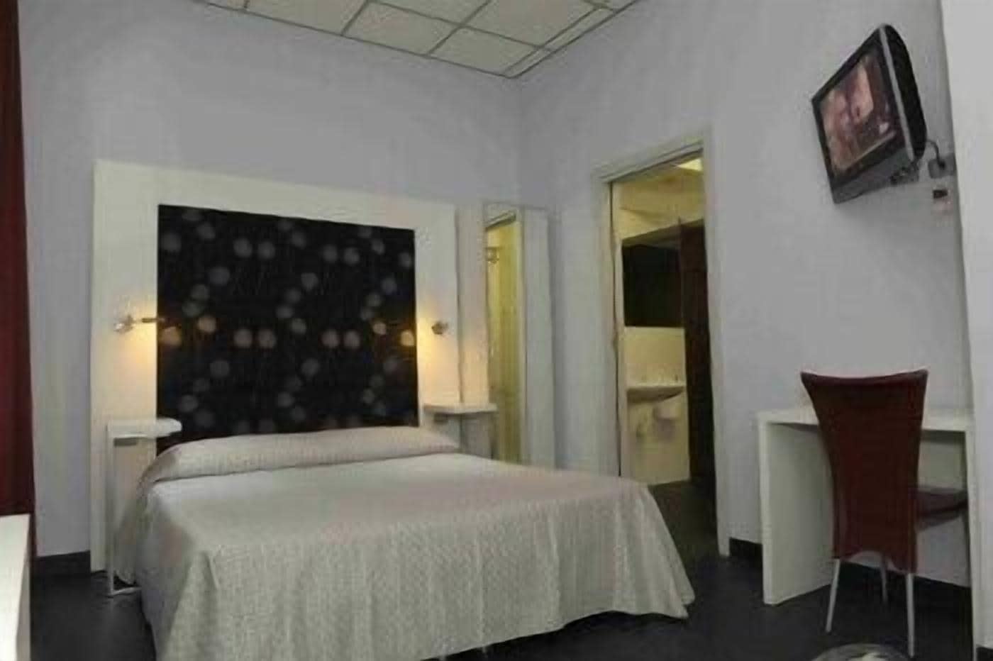 Twin Room.