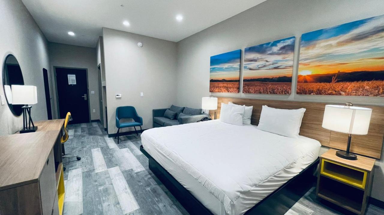 Efficiency, King Bed, Kitchenette, Accessible