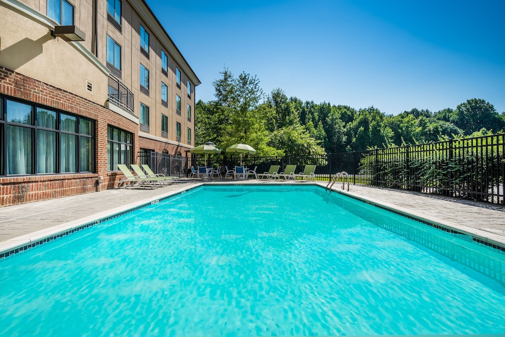 Holiday Inn Express & Suites North East 1/53
