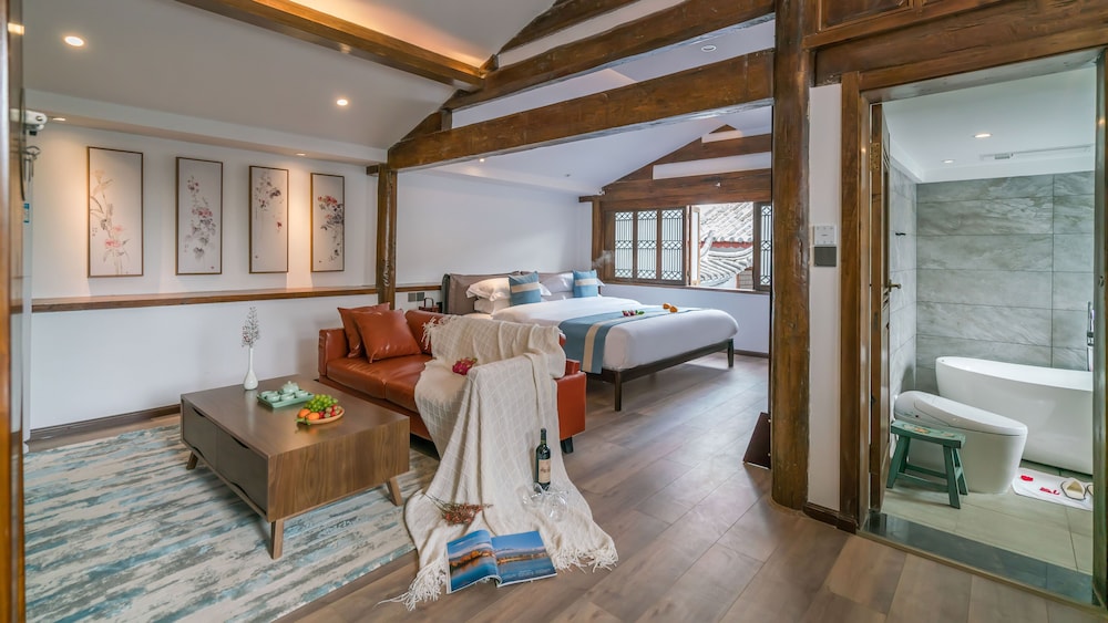 Lize Graceland Artistic Suite Inn 35/50