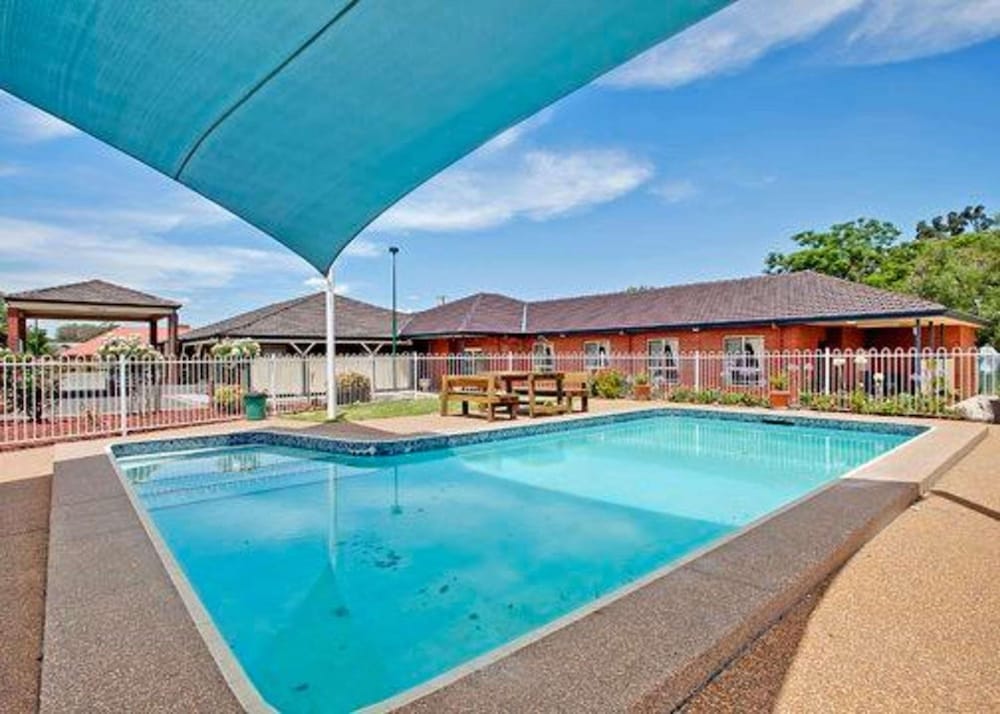 Bushmans Motor Inn 1/31