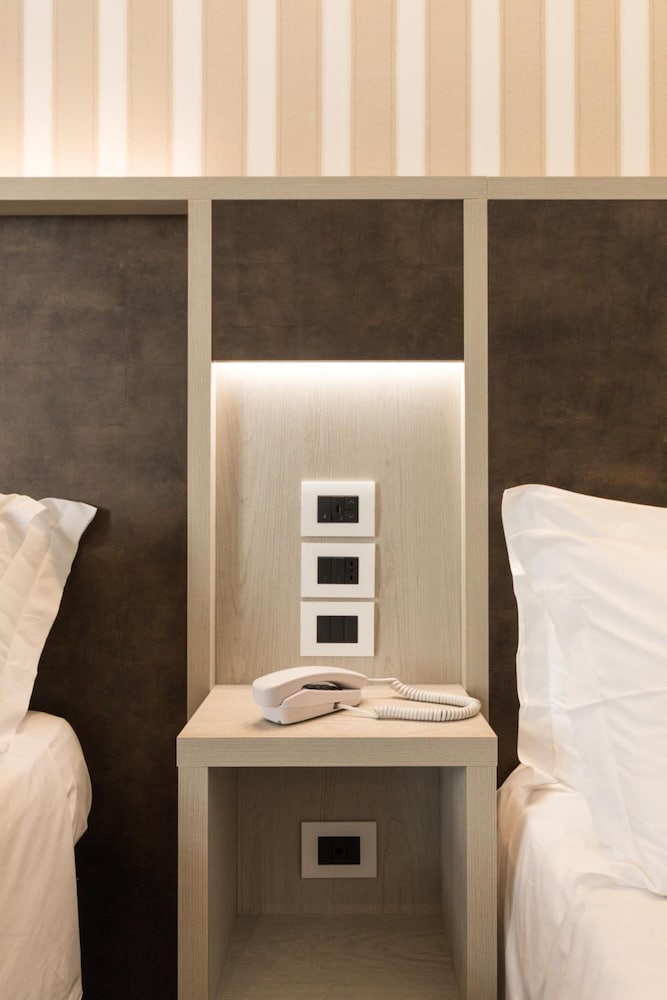 Hotel Cavour 18/30