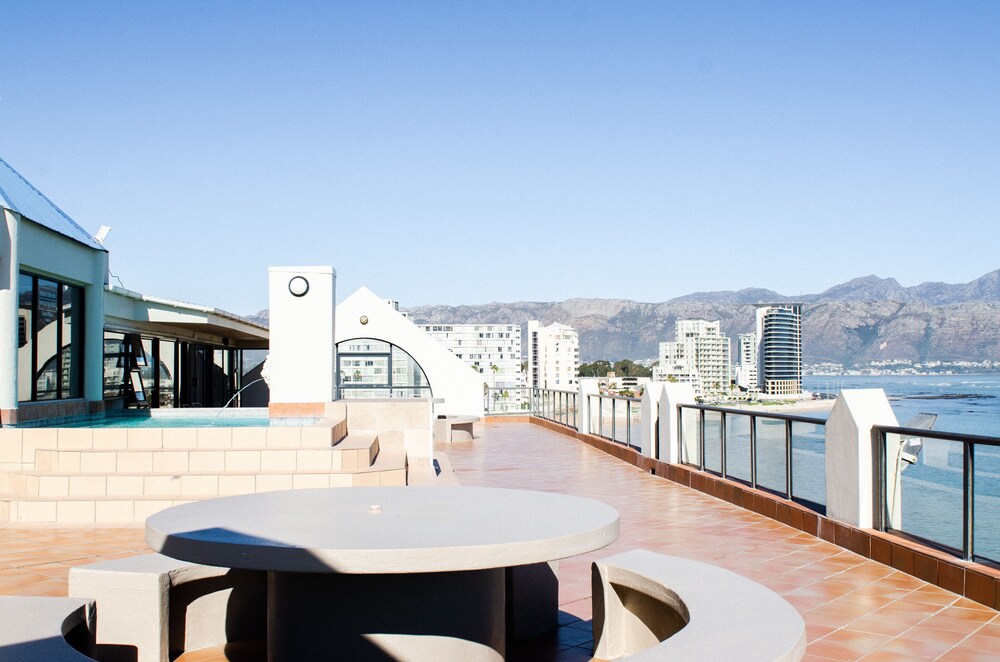 Strand Pavilion 40/50