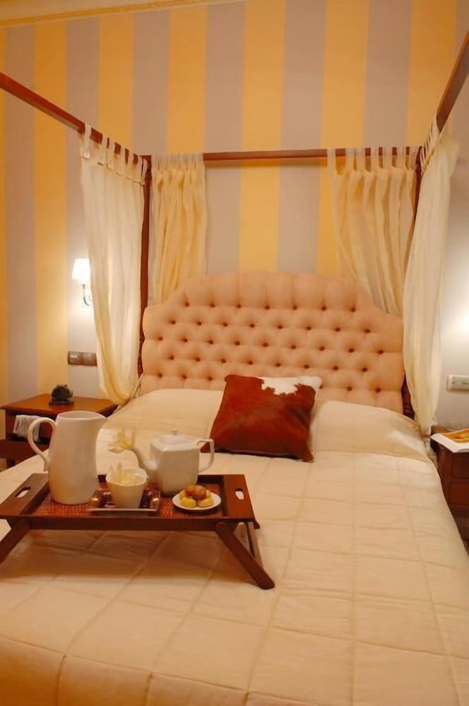 JUNIOR SUITE, JETTED TUB, BALCONY