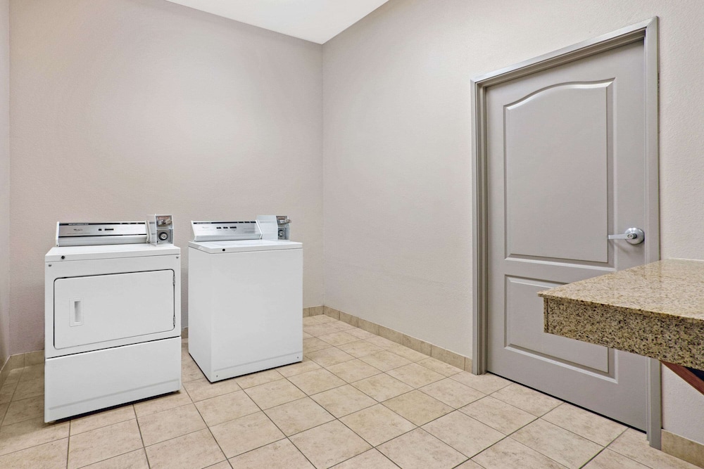 La Quinta Inn & Suites by Wyndham Fairfield TX 22/58