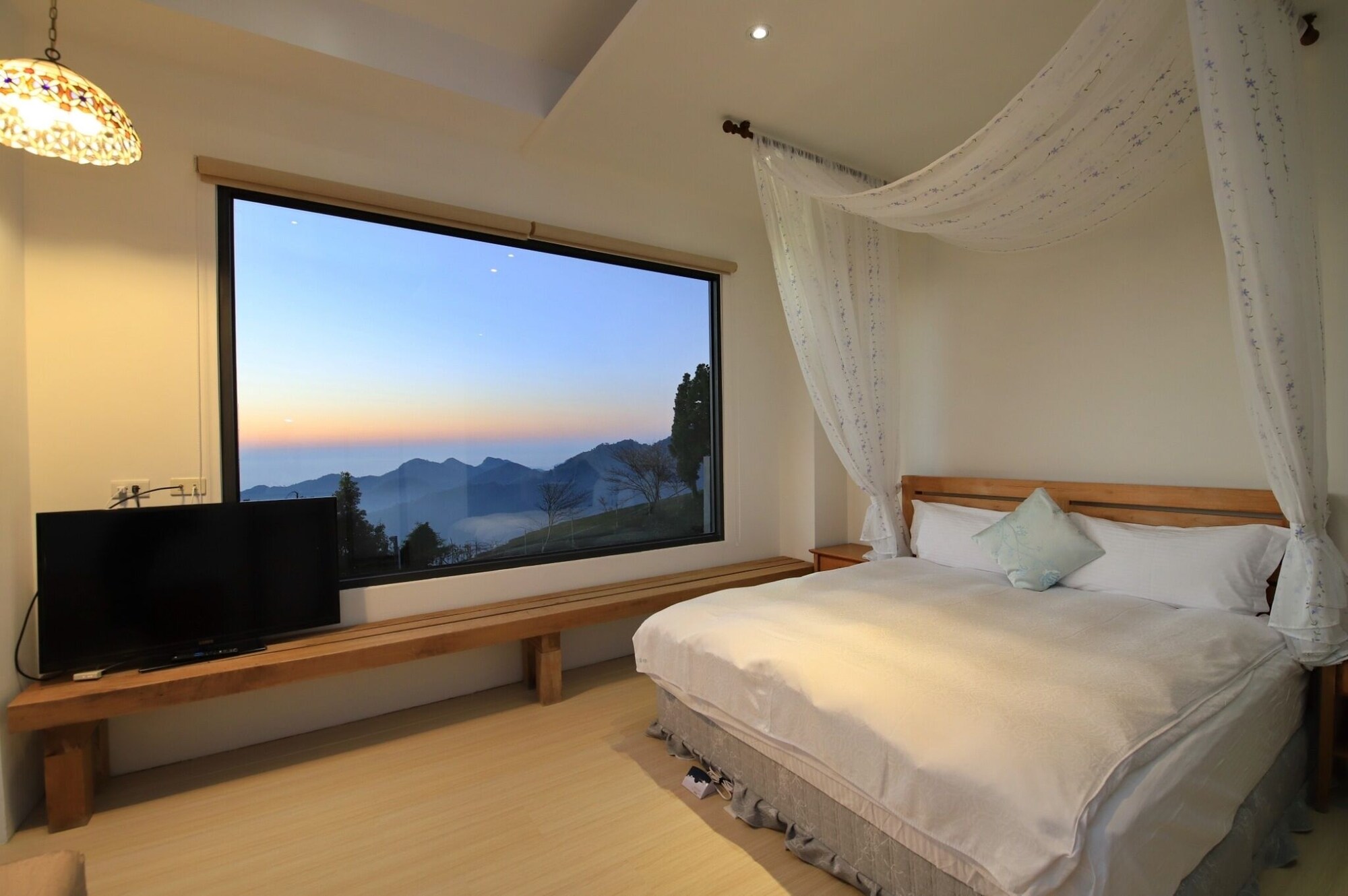 GRAND, MODERN, QUEEN BED, STYLE BUILDING