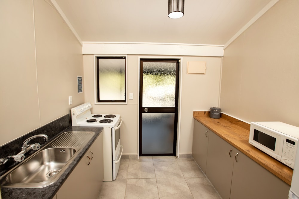 2 Bedrooms, Motel, Classic, Queen and Twin Beds, Sofa، Tahuna Beach Kiwi Holiday Park & Motel 4/4