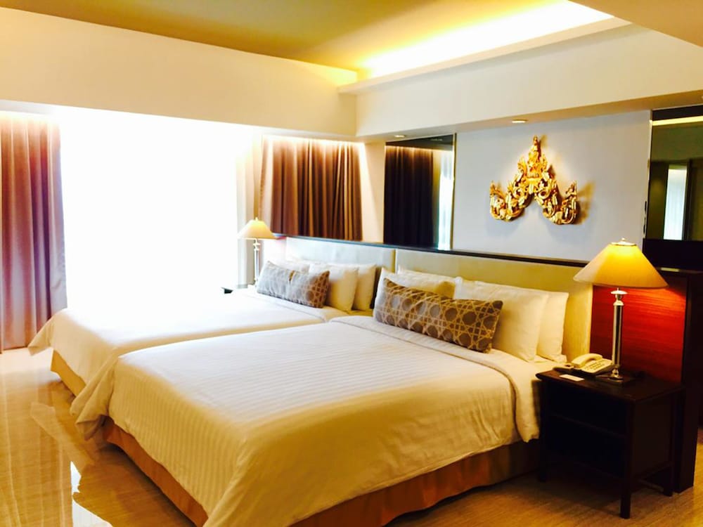2 Bedrooms, Presidential, Suite, 3 Queen Beds, City View, 2 Bathrooms, Indra Regent Hotel 3/7
