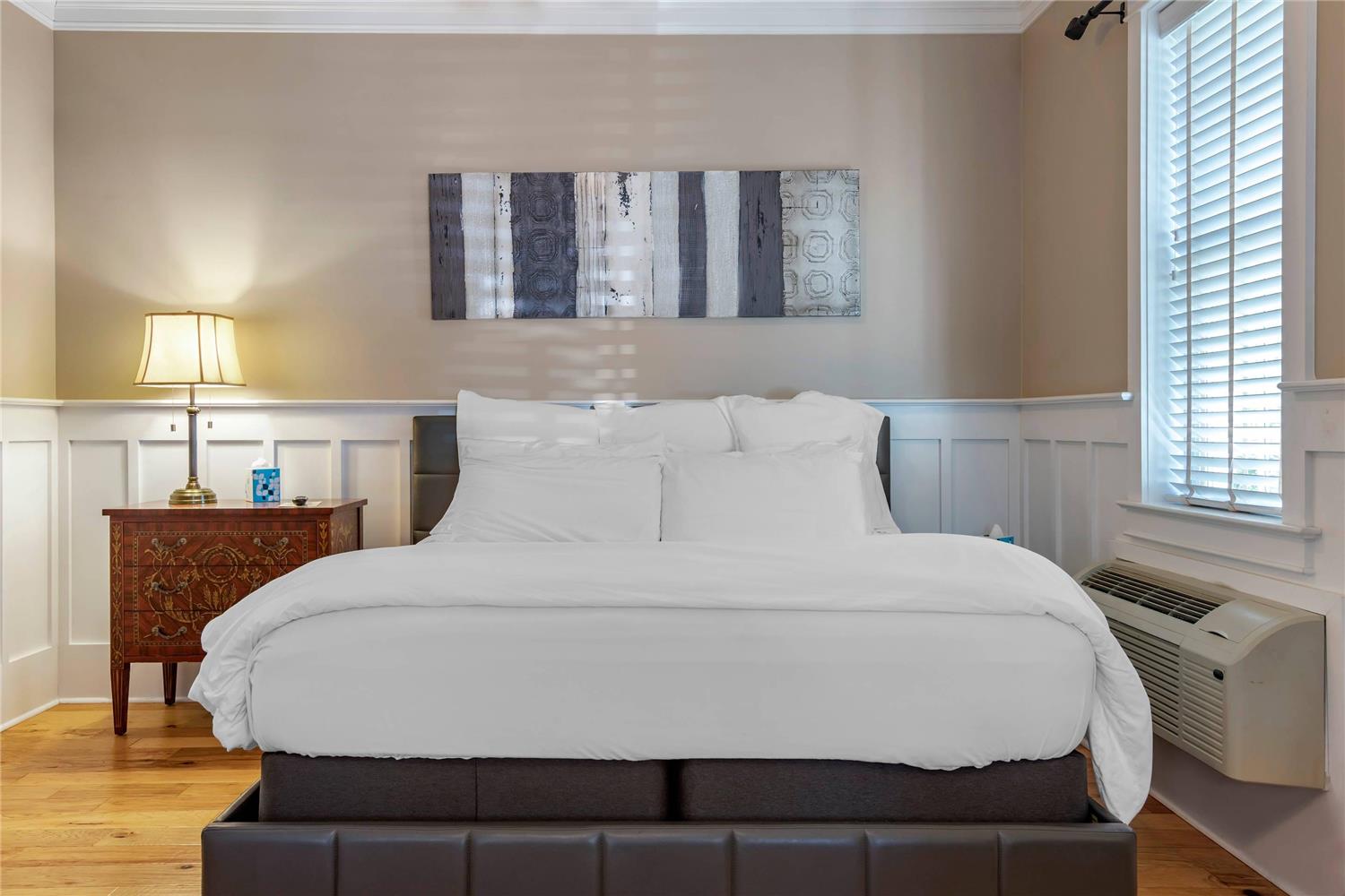 Efficiency, Suite, King Bed