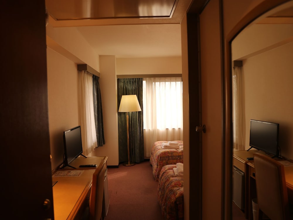 Palace Inn Toyota 32/49