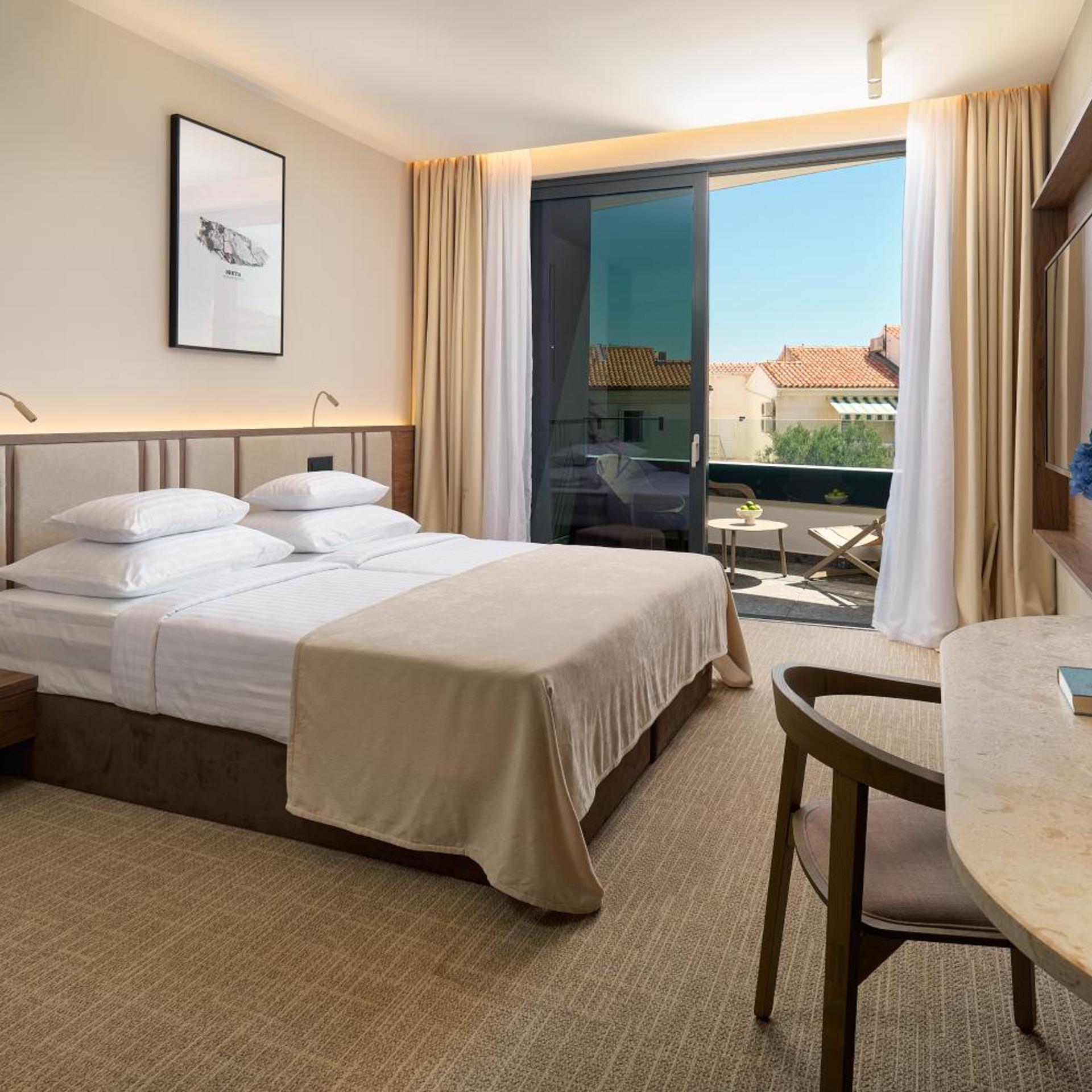Superior, Double or Twin Bed, Side Sea View, Balcony، Grand Hotel View 3/7