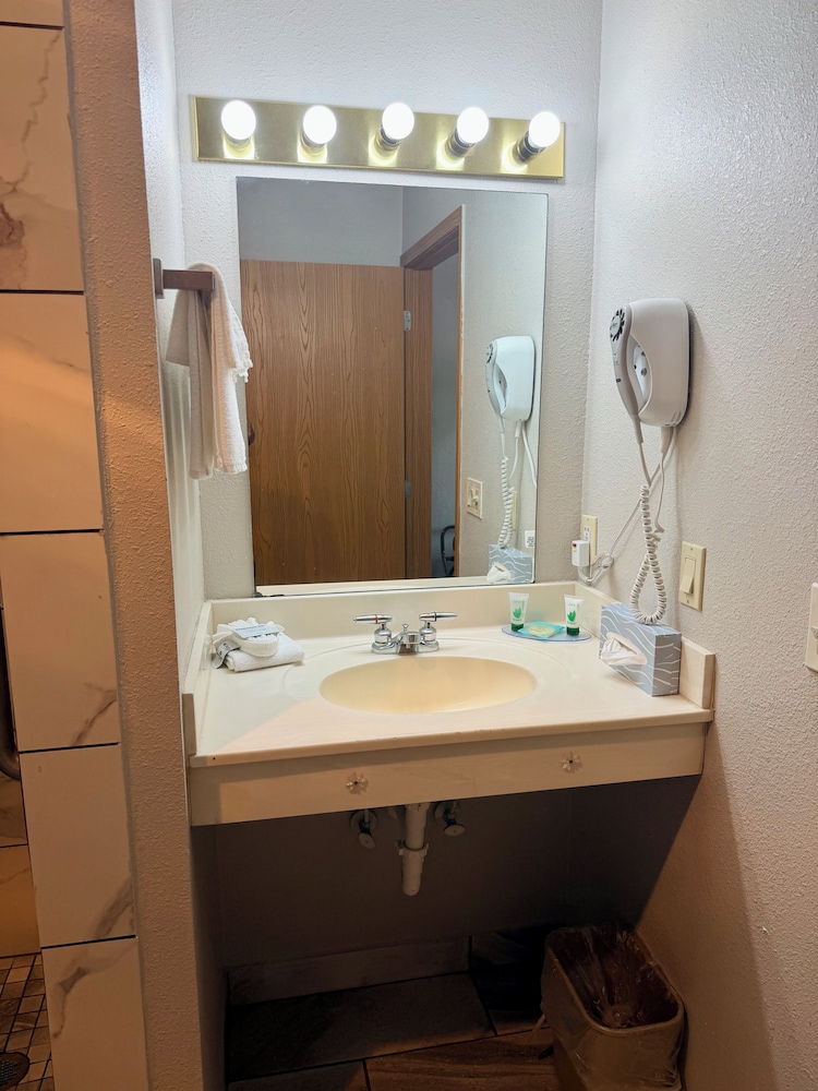 Scenic Hills Inn 53/55