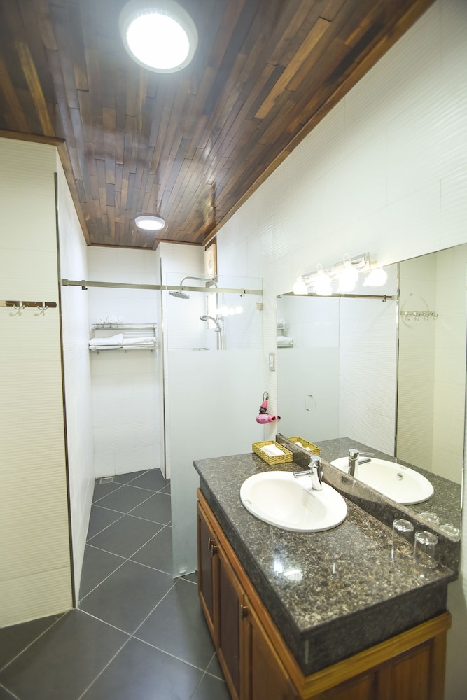 San San Hotel 33/66