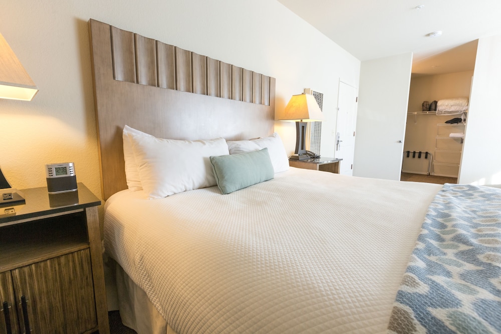 غرفة ديلوكس بسرير كينج بإطلالة جزئية على البحر، Cambria Landing Inn & Suites 3/10
