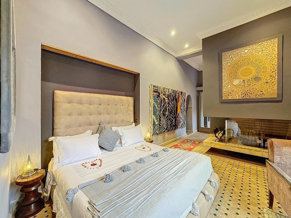 Junior, Queen Bed, Courtyard View, Courtyard Area
