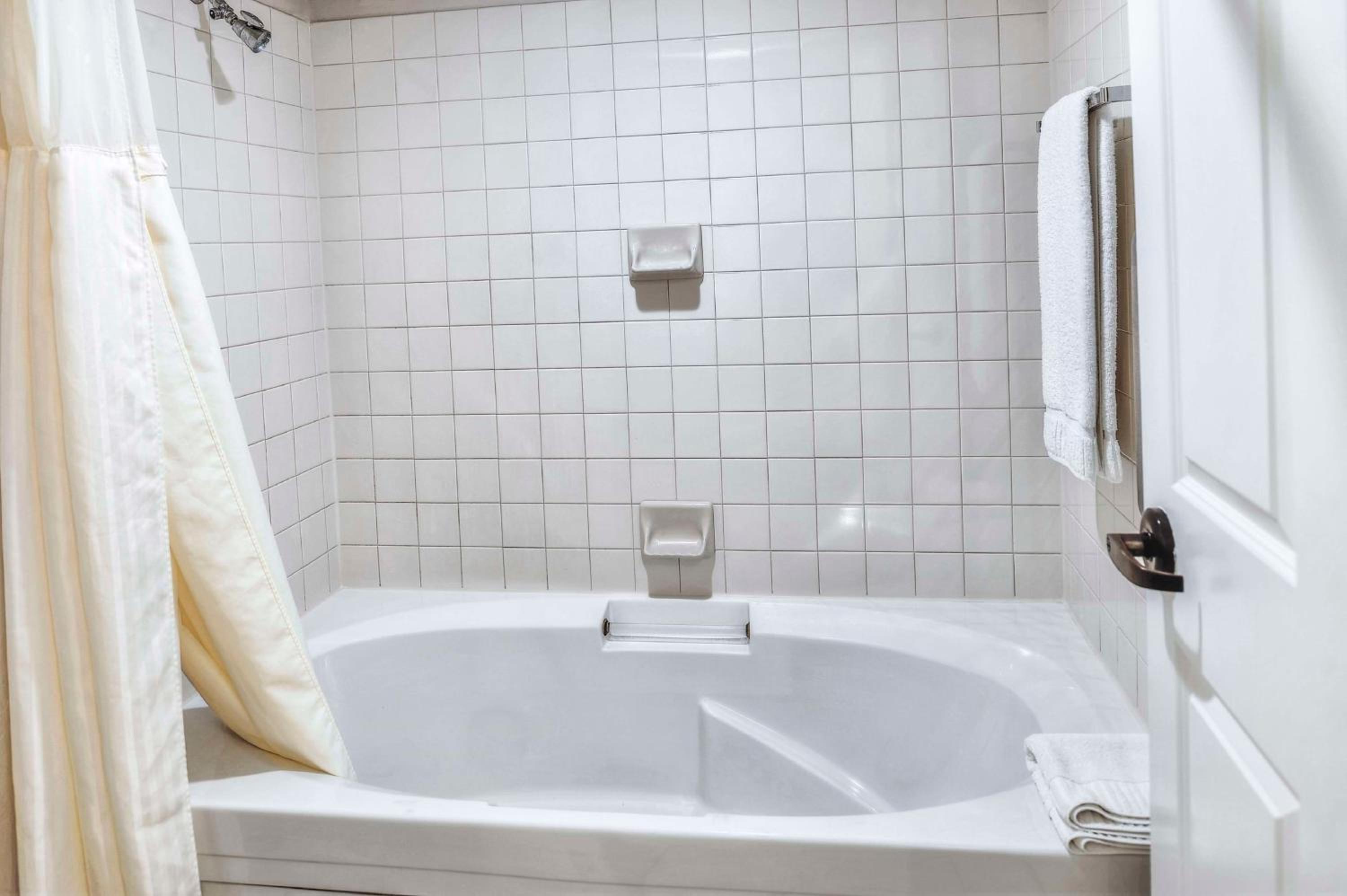 جناح بسرير كينج وسريرين كينج بغرفتي نوم مع أريكة، Hilton Vacation Club Varsity Club Tucson 10/10