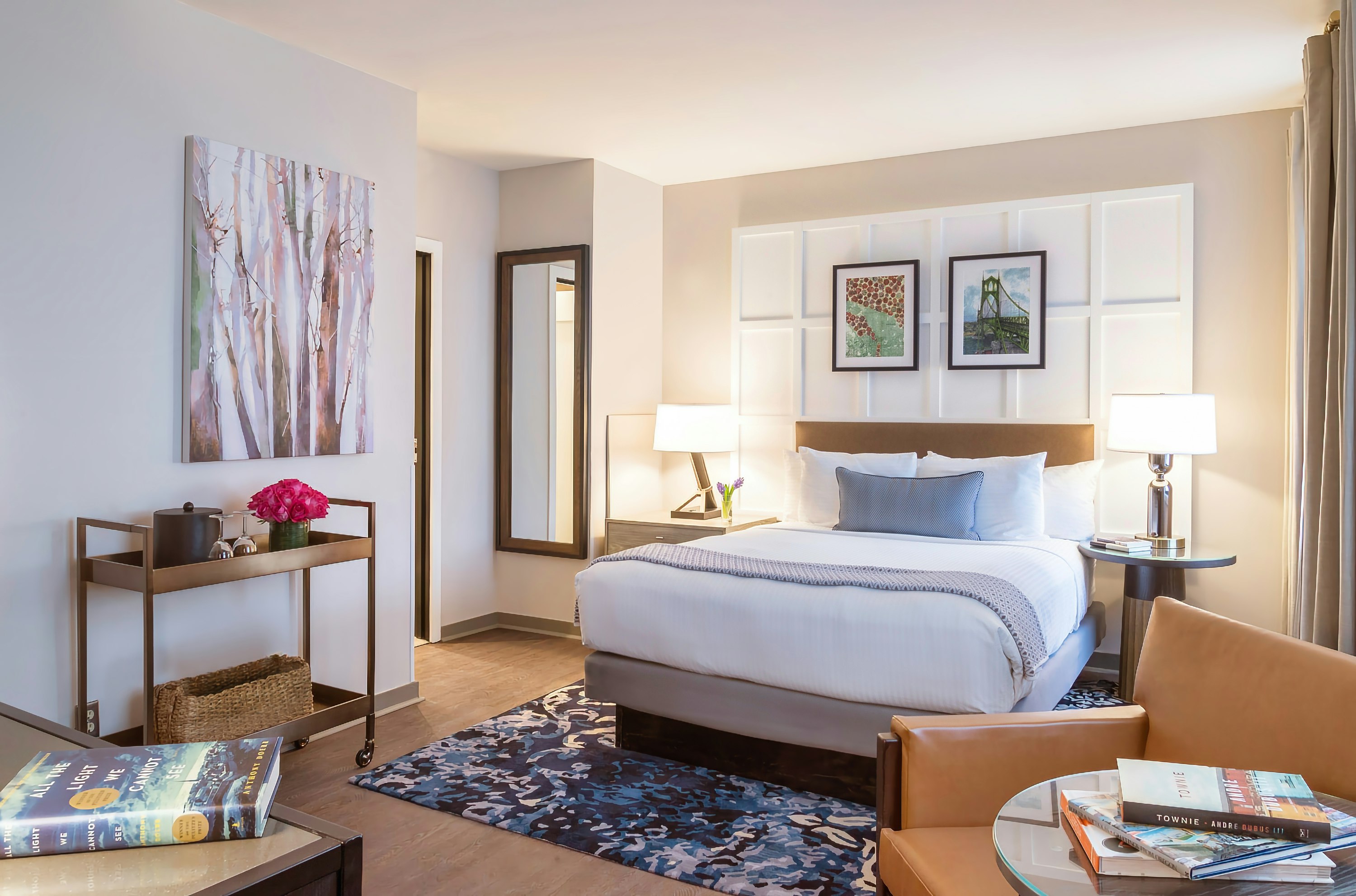 GUEST ROOM, KING BED