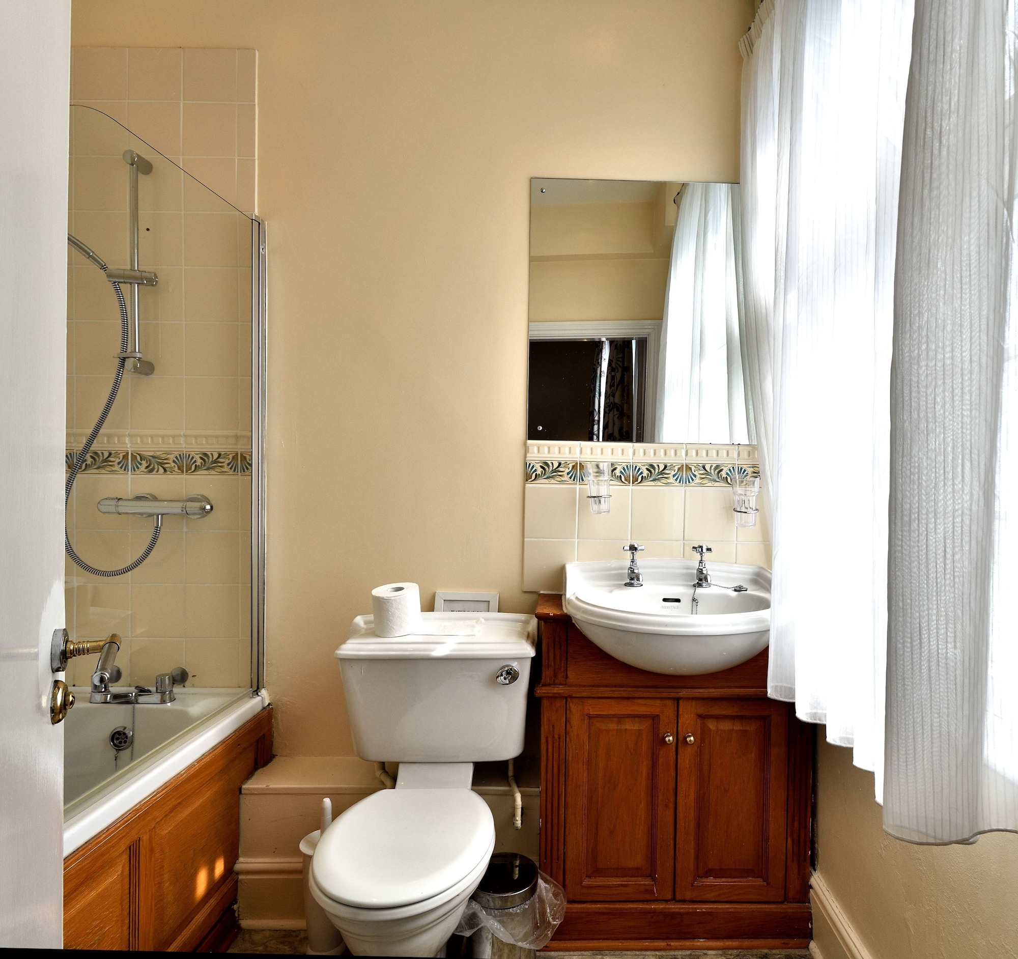 Standard, Double Bed, Queens Court Hotel 6/6