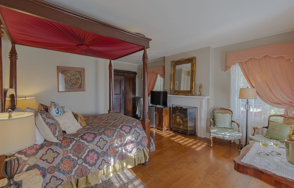 Guest Room, Suite, Queen Bed, Pool Side