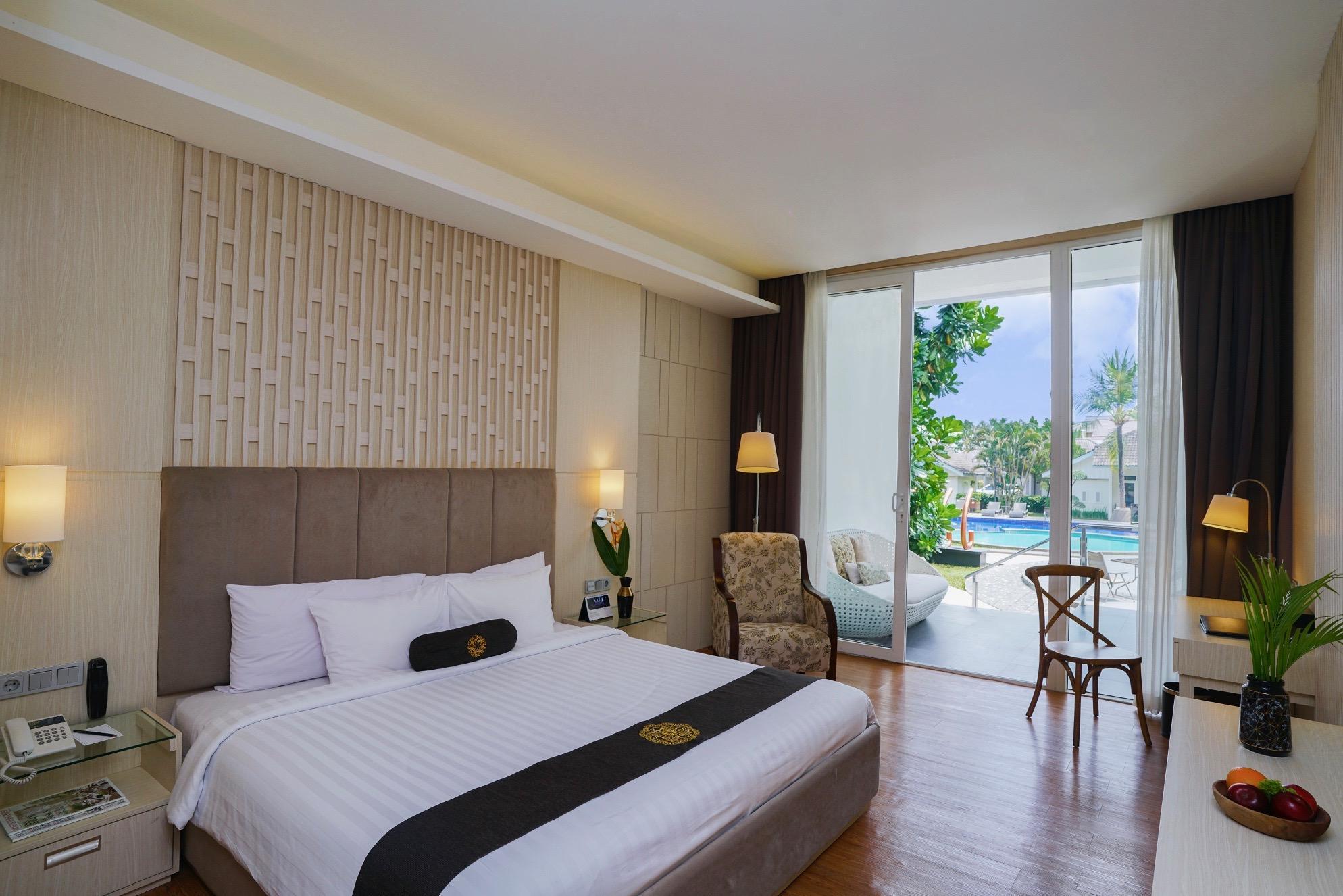 Executive, King Bed, Pool View