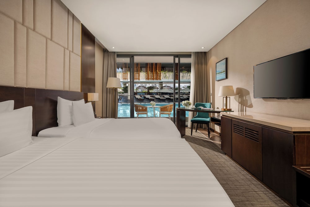 DELUXE, TWIN BEDS, POOL VIEW