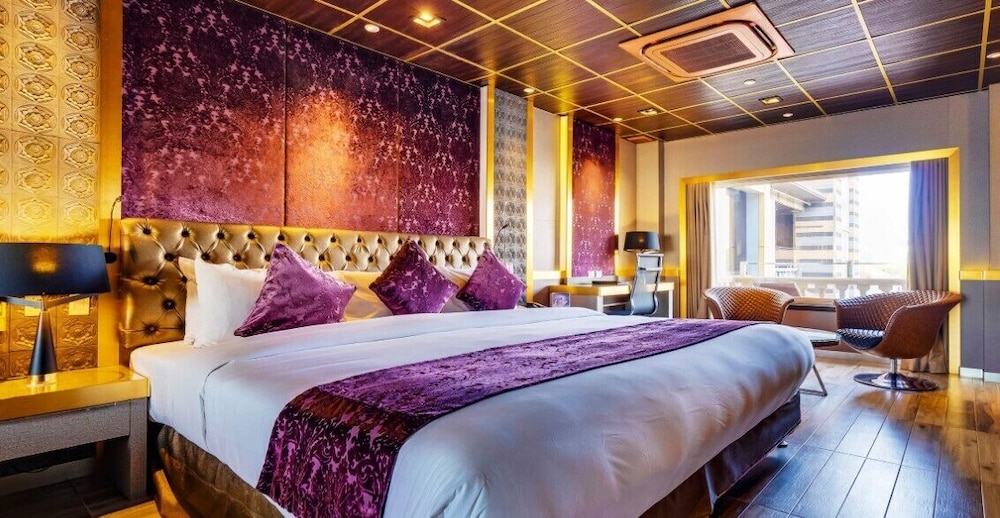 DELUXE, PENTHOUSE