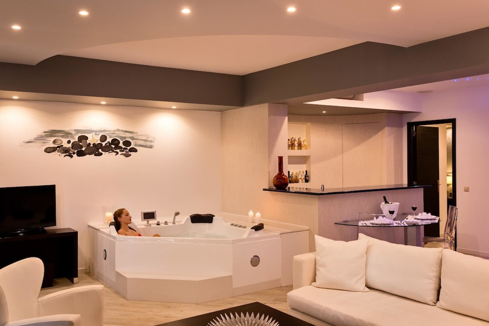 Mediterranean Beach Resort 52/65